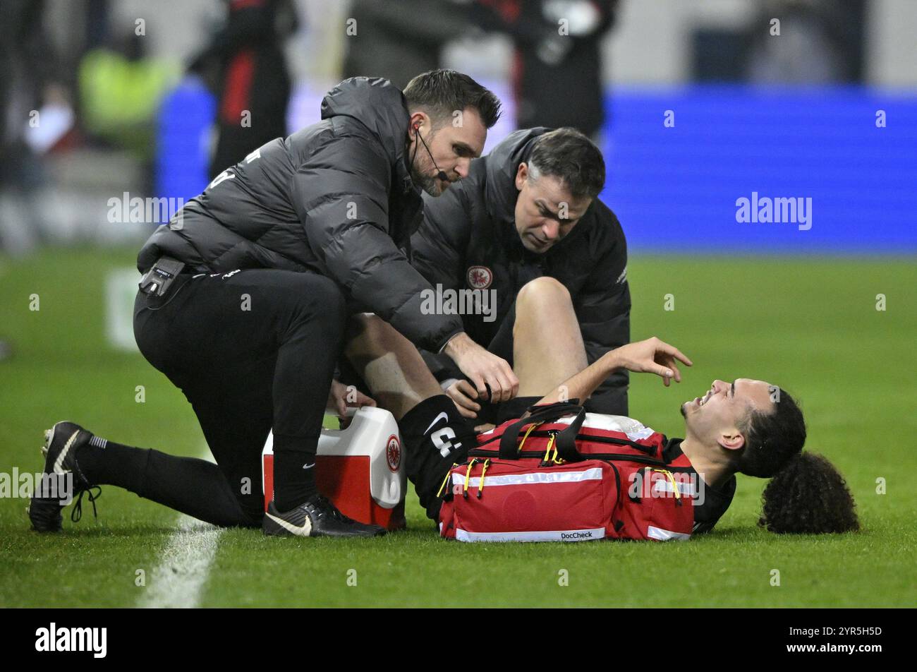 Arthur Theate Eintracht Frankfurt SGE (03) verletzt am Boden Coach Voith-Arena, Heidenheim, Baden-Württemberg, Deutschland, Europa Stockfoto