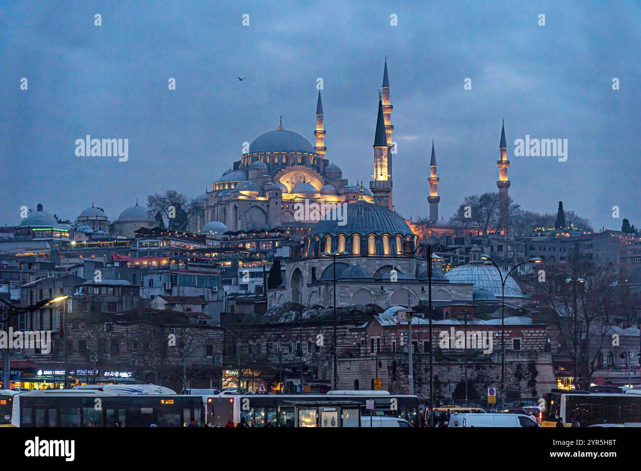 Suleymaniye-Moschee am Goldenen Horn in Istanbul, Türkei, Blick bei dramatischem Sonnenaufgangslicht. Die Suleymaniye-Moschee ist die größte Moschee in Istanbul. Stockfoto