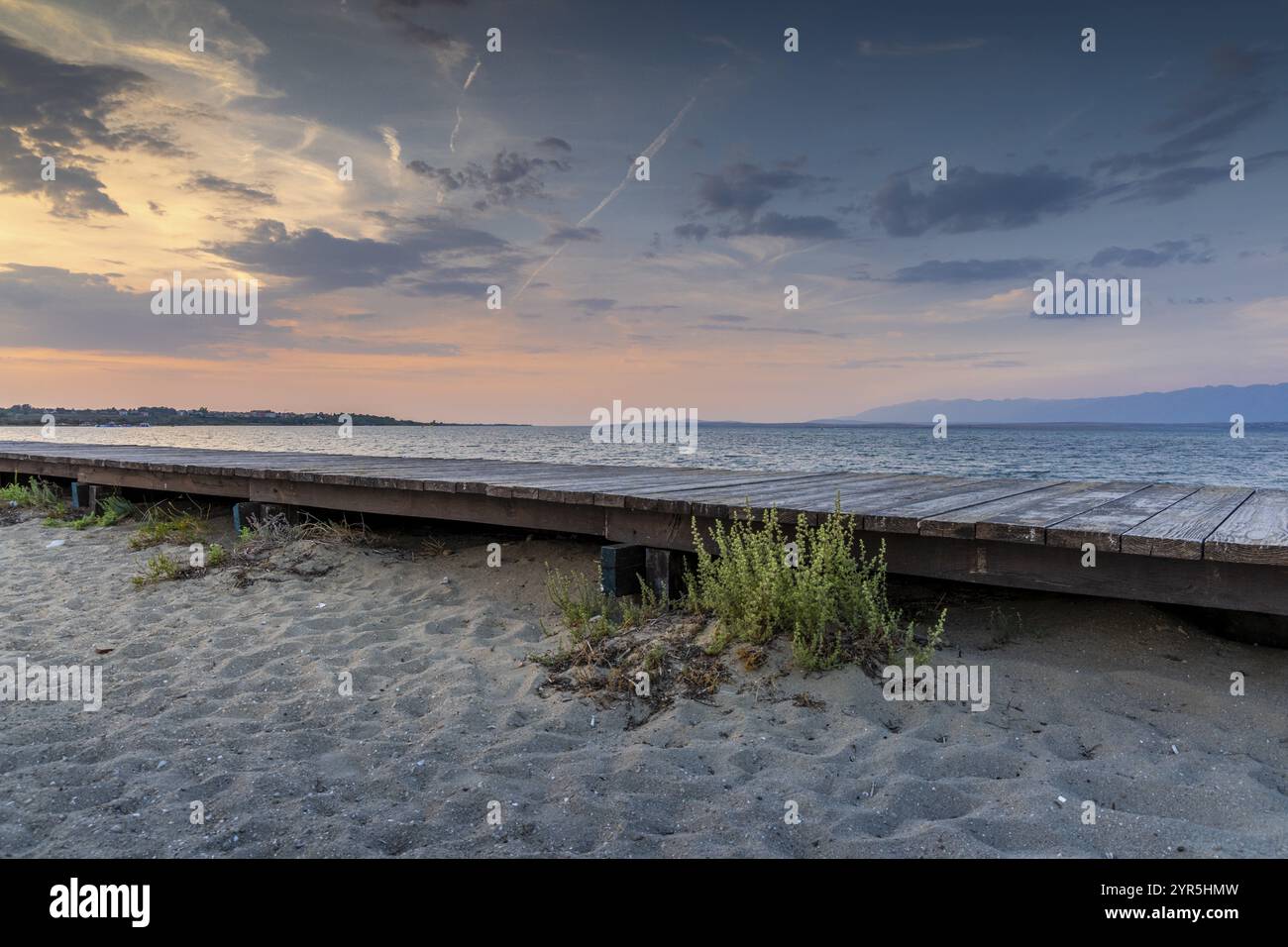 Holzsteg an einem ruhigen Sandstrand in Nin in der Abenddämmerung mit dem Meer, Pag, Zadar, Kroatien, Europa Stockfoto