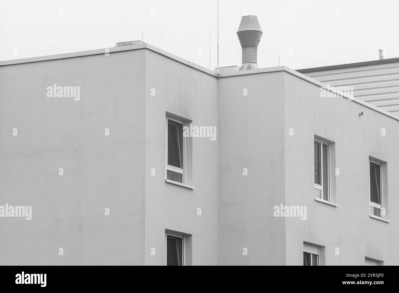 Fassade eines modernen großen Hauses, Wand mit Fenstern Stockfoto