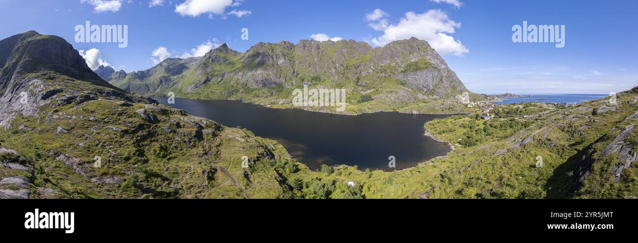 Aus der Vogelperspektive über den See Agvatnet im Lofotodden Nationalpark, im Hintergrund der Gipfel des Mengelsdalstinden, A i Lofoten, Moskenesoy, Lofoten, Norwegen Stockfoto