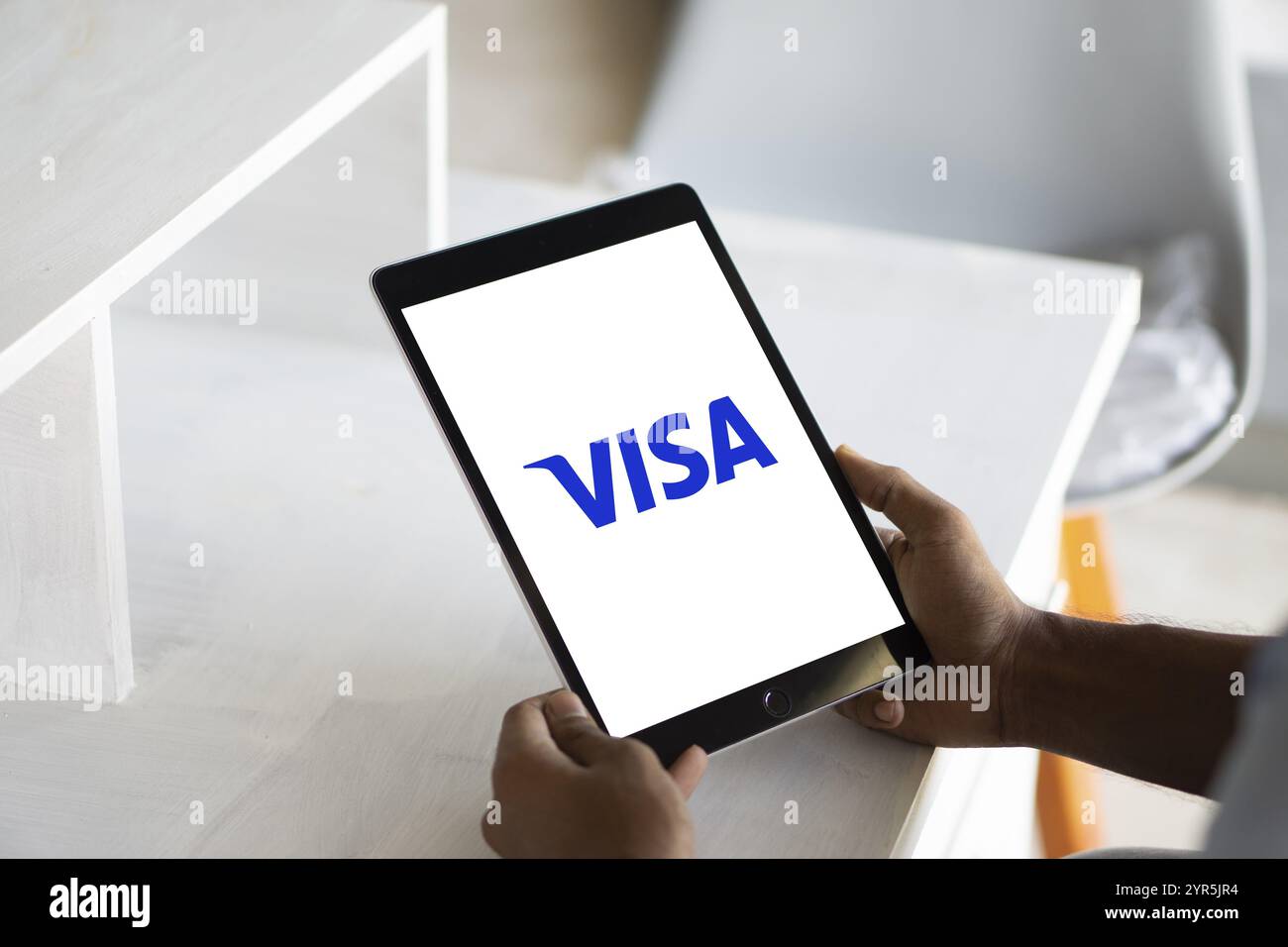 Visa – prominentes Logo der Zahlungsabwicklung und Kreditkartenfirma auf einem Smartphone, Dhaka, Bangladesch 09. September 2024. Stockfoto