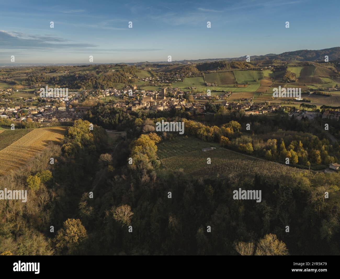 Blick aus der Vogelperspektive auf castell'arquato, ein mittelalterliches Dorf in den sanften Hügeln des val d'Arda, piacenza, emilia-romagna, italien, während einer sonnigen Autovermietung Stockfoto