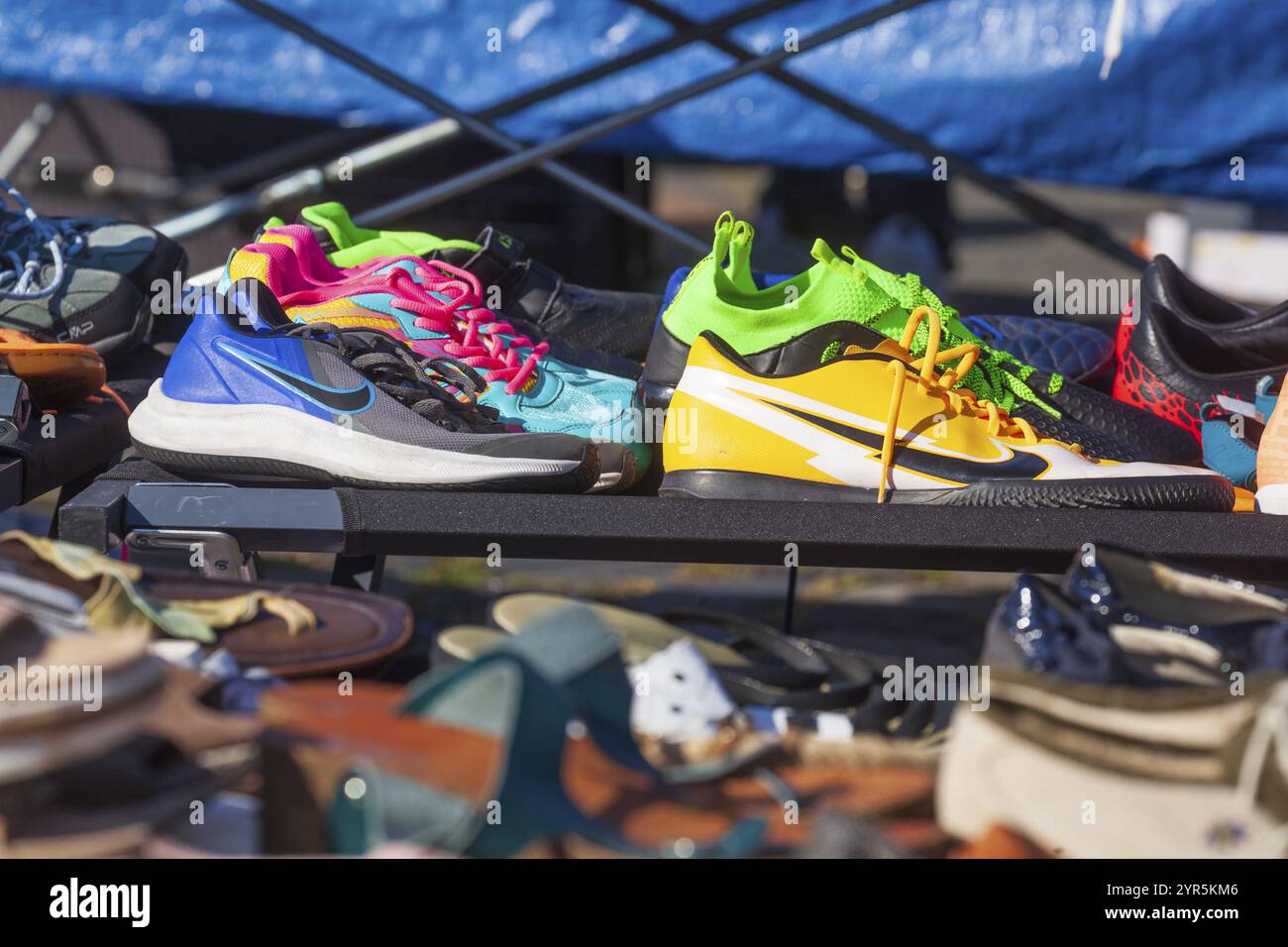 Farbenfrohe Turnschuhe auf einem Flohmarkt, Deutschland, Europa Stockfoto