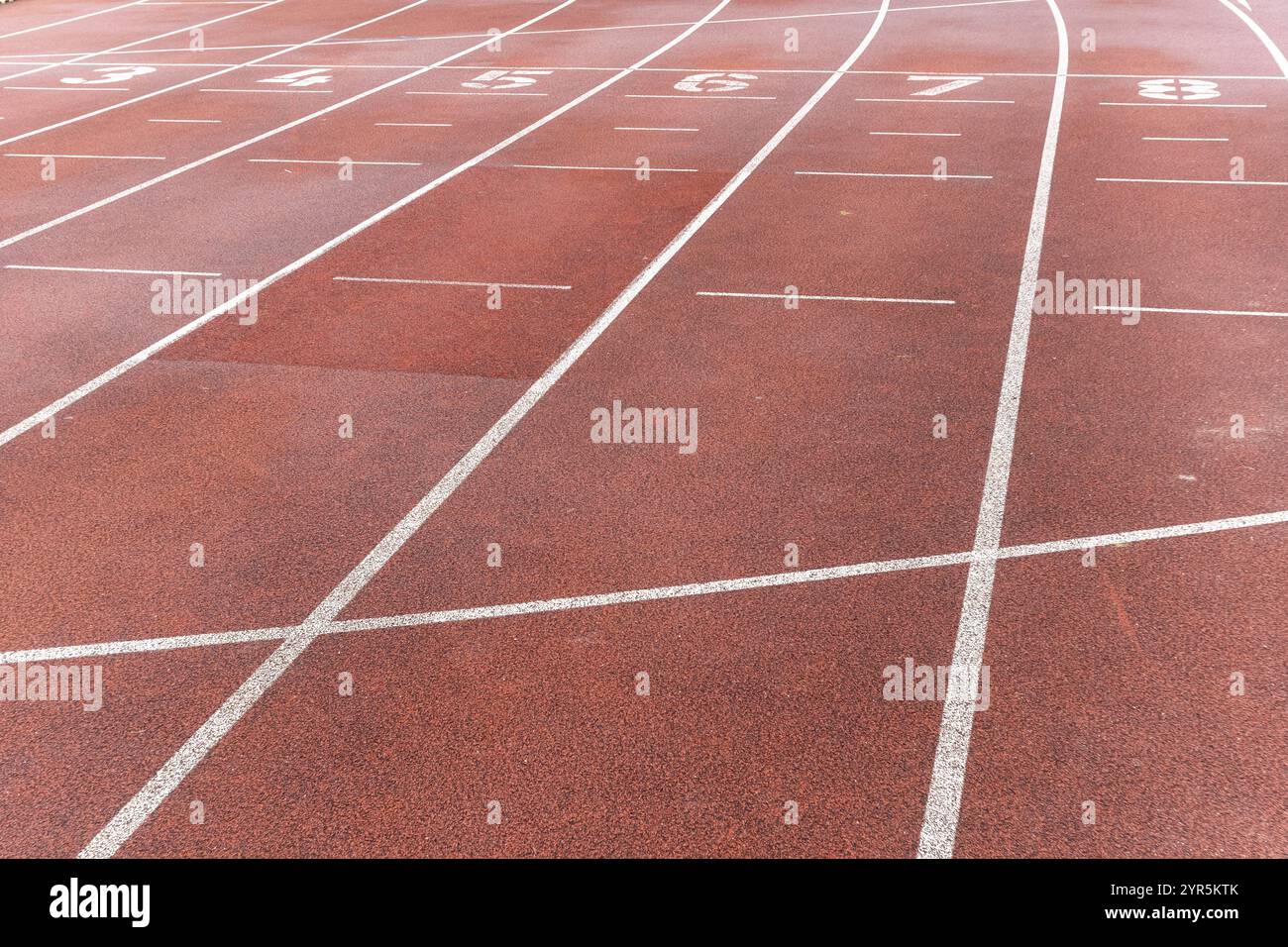 Nasssynthetische Bahn im Leichtathletikstadion Stockfoto