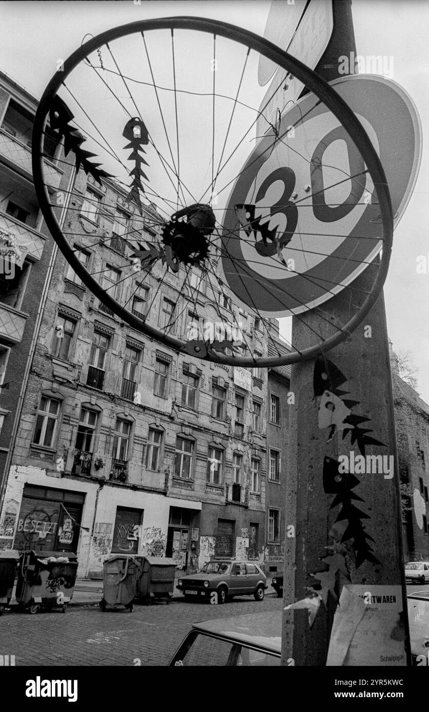 Deutschland, Berlin, 05.12.1991, besetzte Häuser in der Rigaer Straße, Fahrradrad, Fischgräten, Europa Stockfoto