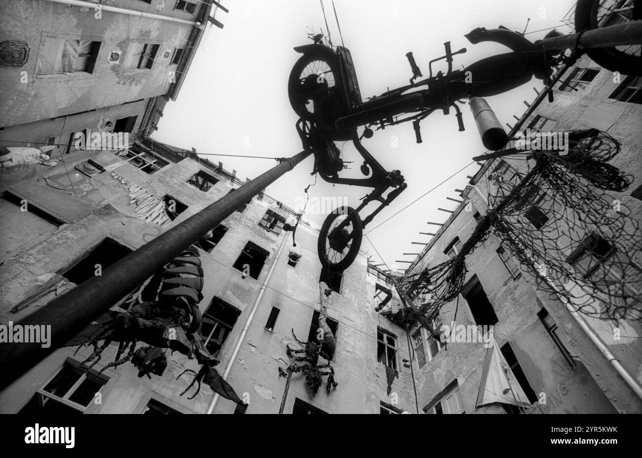 Deutschland, Berlin, 30.11.1991, Kunstinstallationen, im Innenhof des besetzten Hauses Dunckerstraße 13/14, Europa Stockfoto
