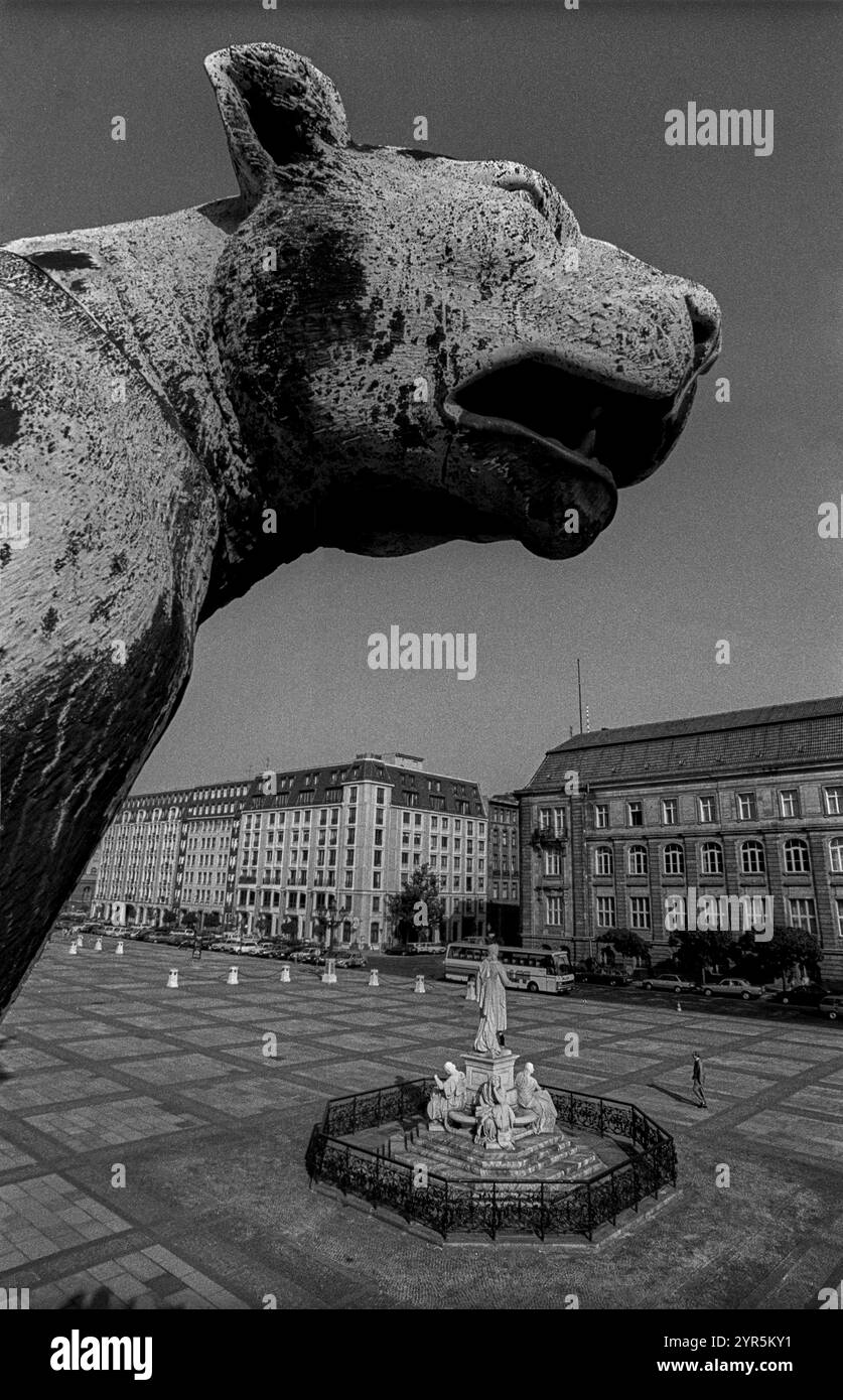 Deutschland, Berlin, 10.11.1991, Gendarmenmarkt, mit Schillerbrunnen, (ehemaliger Platz der Akademie) vom Theater aus gesehen, Europa Stockfoto