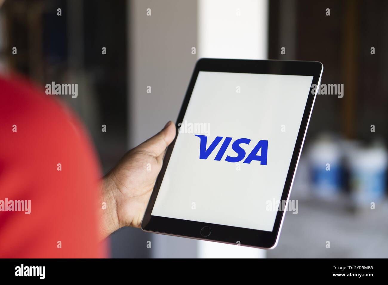 Visa – prominentes Logo der Zahlungsabwicklung und Kreditkartenfirma auf einem Smartphone, Dhaka, Bangladesch 09. September 2024. Stockfoto