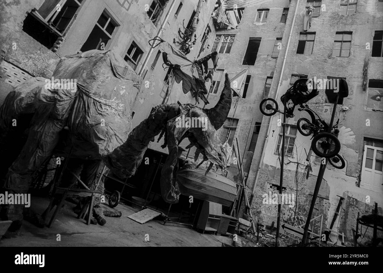 Deutschland, Berlin, 30.11.1991, Drache, Motorrad, im Innenhof des besetzten Hauses Dunckerstraße 13/144, Europa Stockfoto