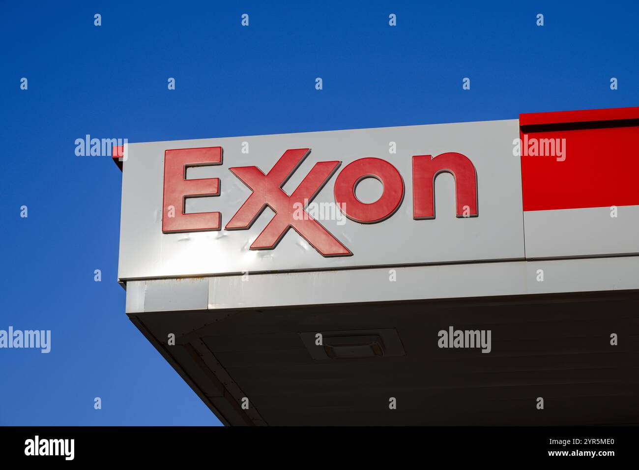 Mexican hat, UT, USA – 18. Juni 2024; Schild der Firma Exxon Fuel vor blauem Himmel mit Highlight auf der Markise Stockfoto