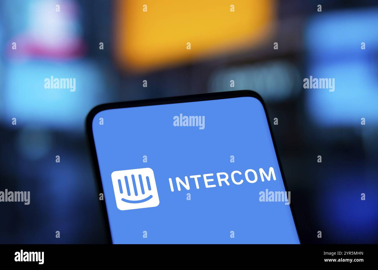 Das Logo der Intercom wird auf dem Smartphone angezeigt. Intercom Inc ist ein Softwareunternehmen, das es Unternehmen ermöglicht, mit ihren Kunden zu chatten. Stockfoto