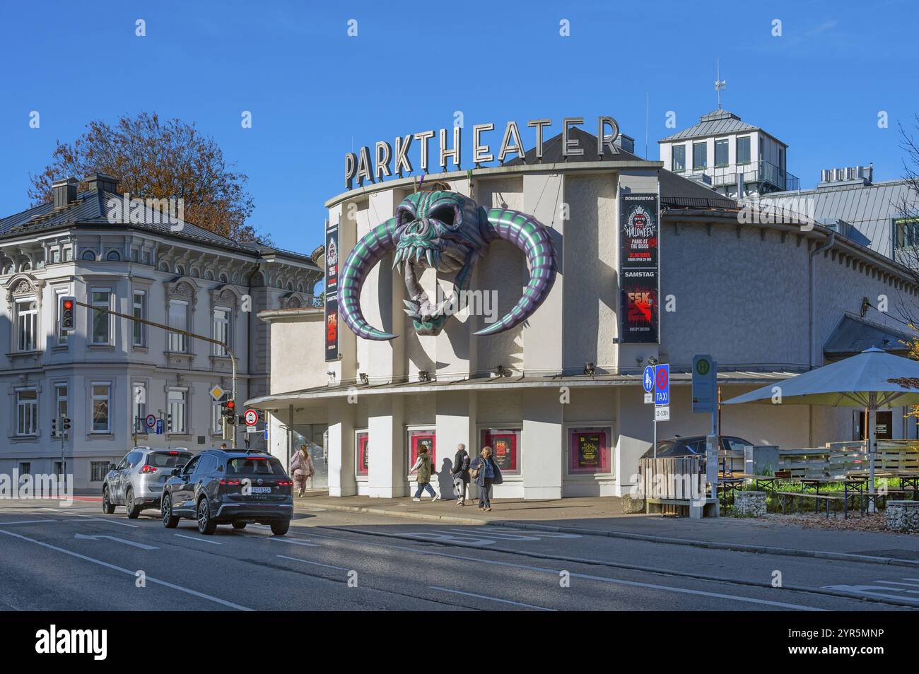 Parktheater mit großer aufgeblähter Grimasse zur Zeit des Kathrein Markts, Kempten, Allgäu, Bayern, Deutschland, Europa Stockfoto