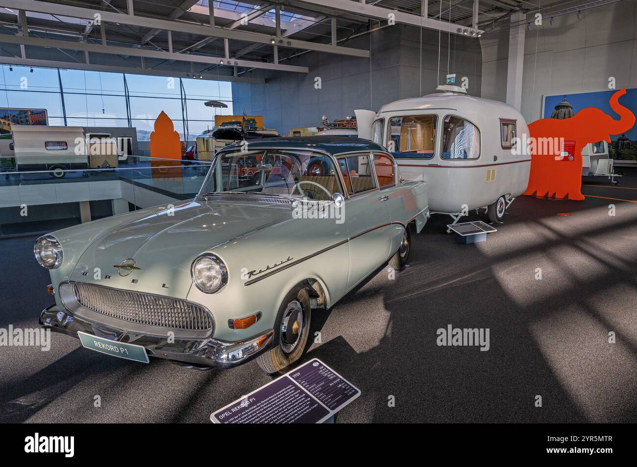 Opel Rekord P1 ab 1959 mit Wohnwagen, Innenansicht, Erwin Hymer Museum, Wohnwagen, Bad Forest See, Oberschwaben, Baden-Württemberg, Deutschland, Europa Stockfoto