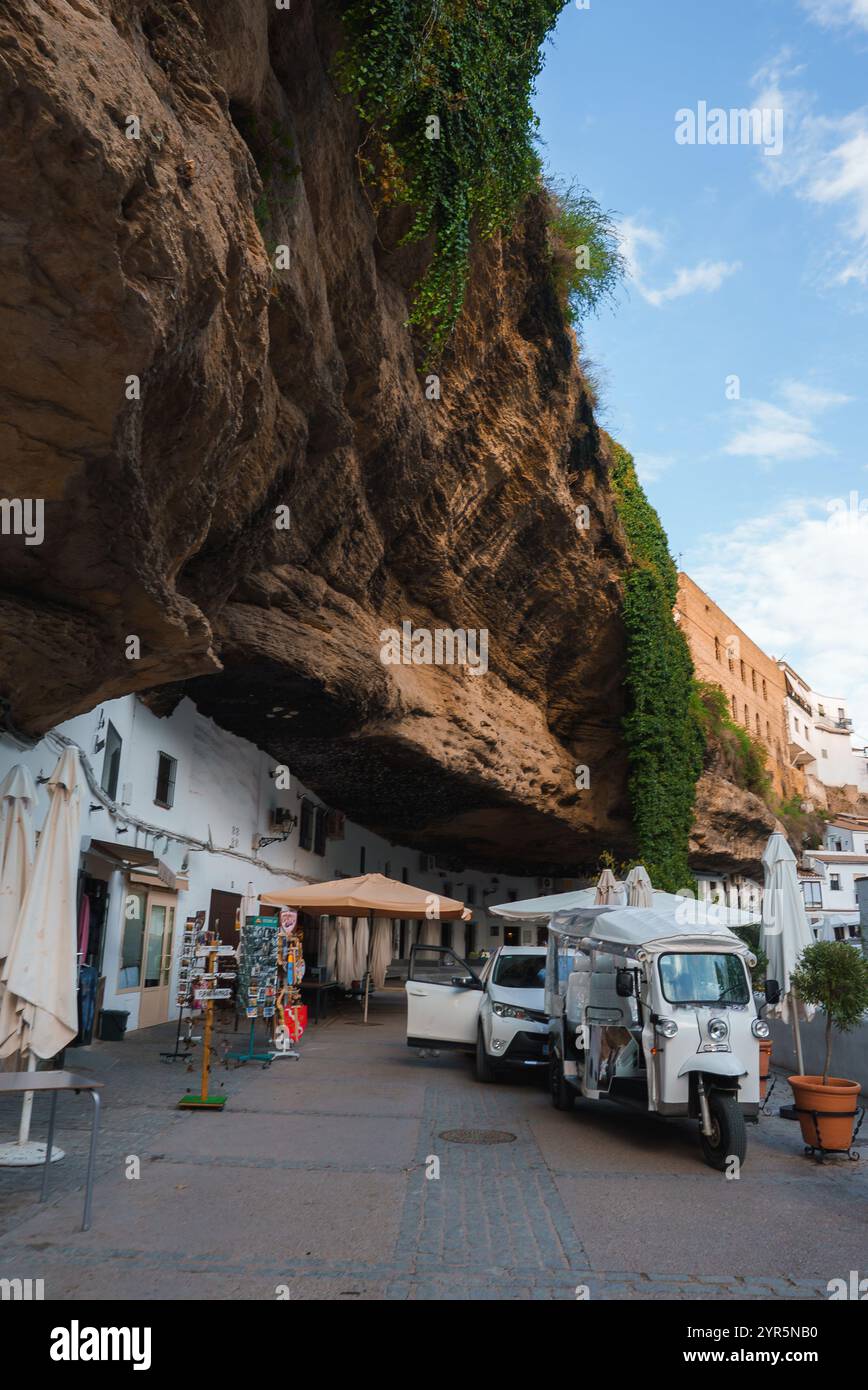 Straße in Setenil de Las Bodegas mit Gebäuden unter Felsformationen Stockfoto