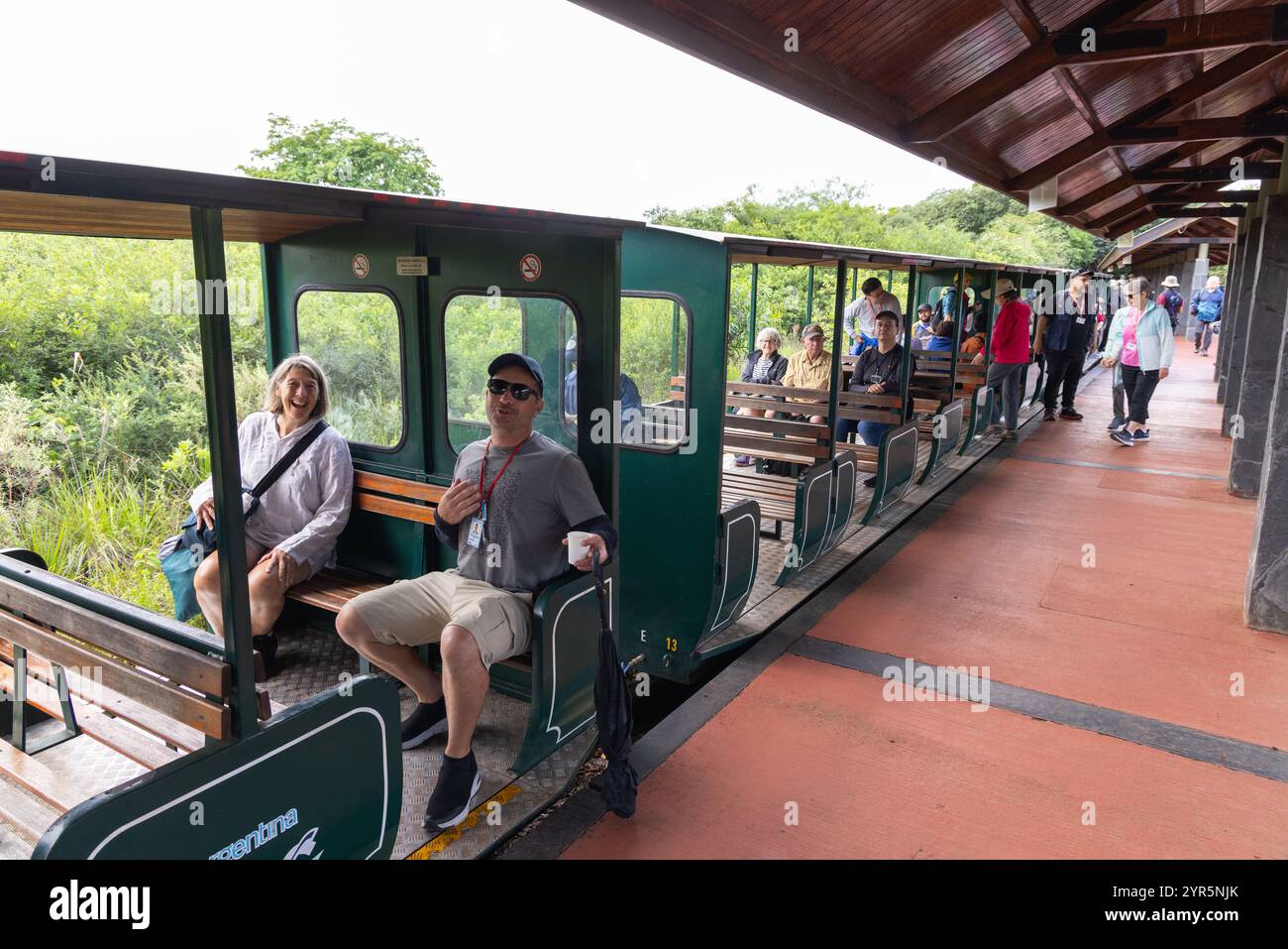 Iguazu Falls argentinische Seite; Touristen steigen am Bahnhof in den „Zug des Dschungels“ ein, um sie zu den Wasserfällen zu bringen, Argentinien Südamerika Travel Stockfoto