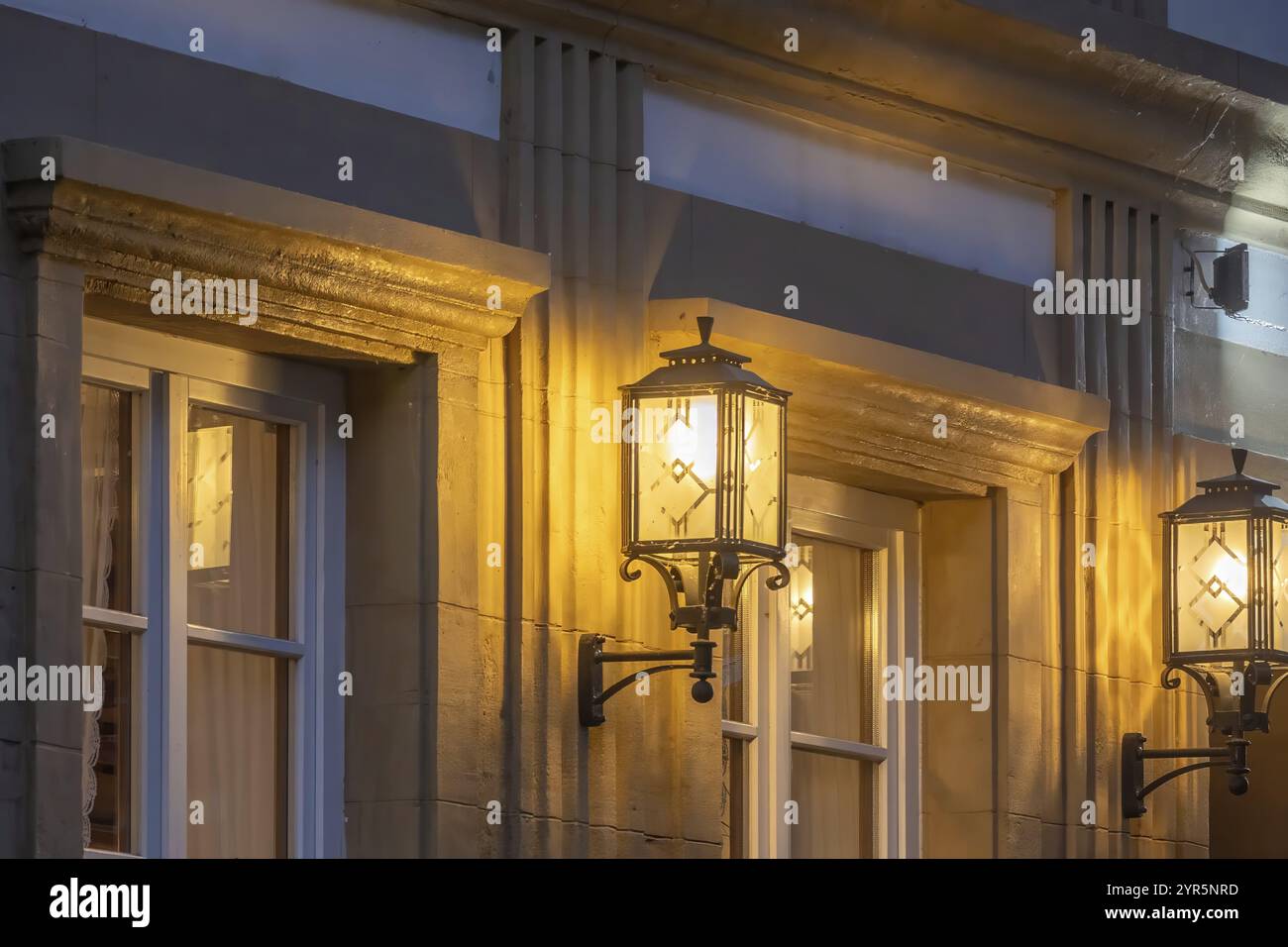 Alte Straßenlaternen in der Stadt am Abend Stockfoto