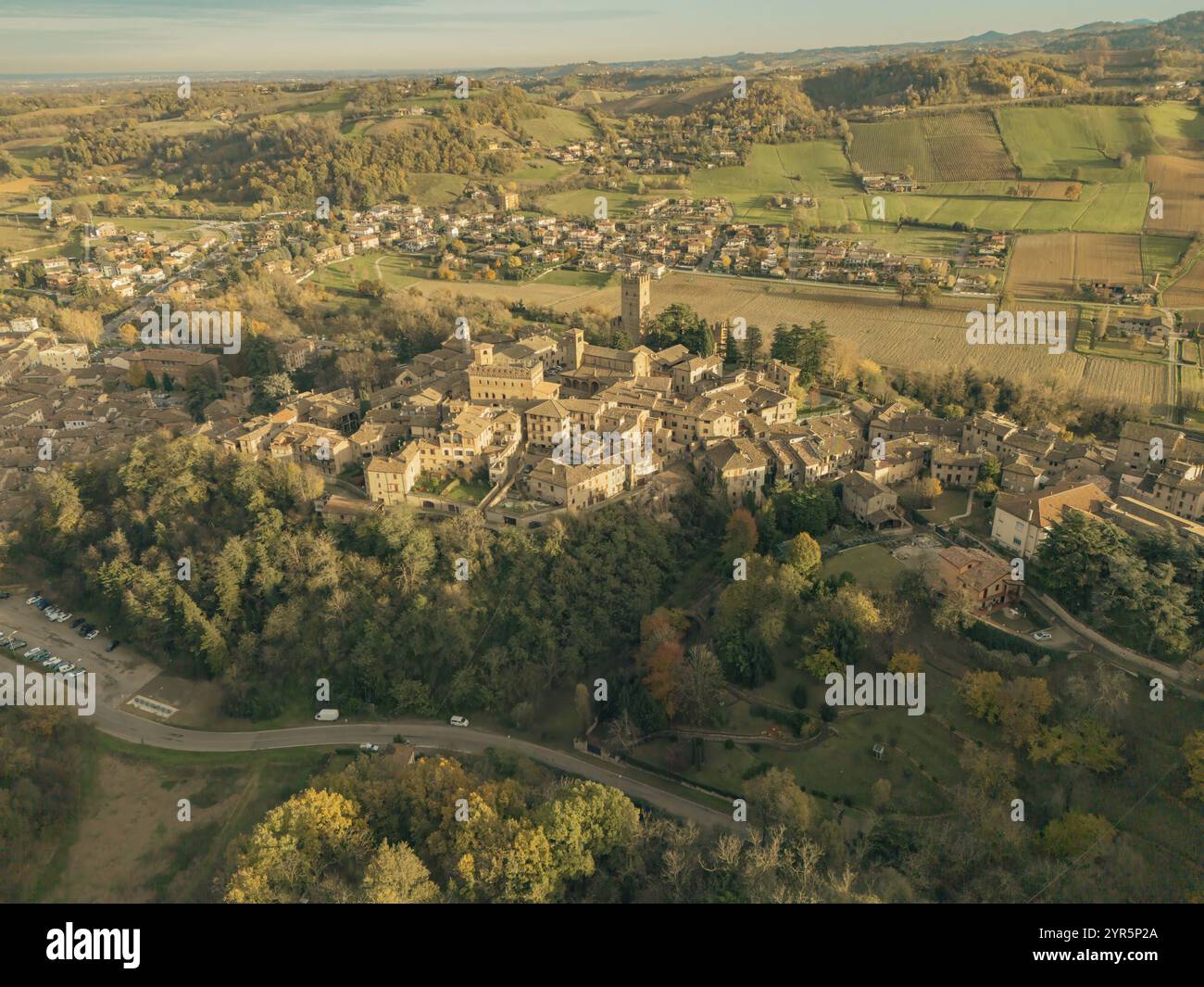 Castell'arquato, ein bezauberndes mittelalterliches Dorf auf einem Hügel, erstrahlt in der warmen Herbstsonne inmitten der malerischen Landschaft von emilia Romag Stockfoto