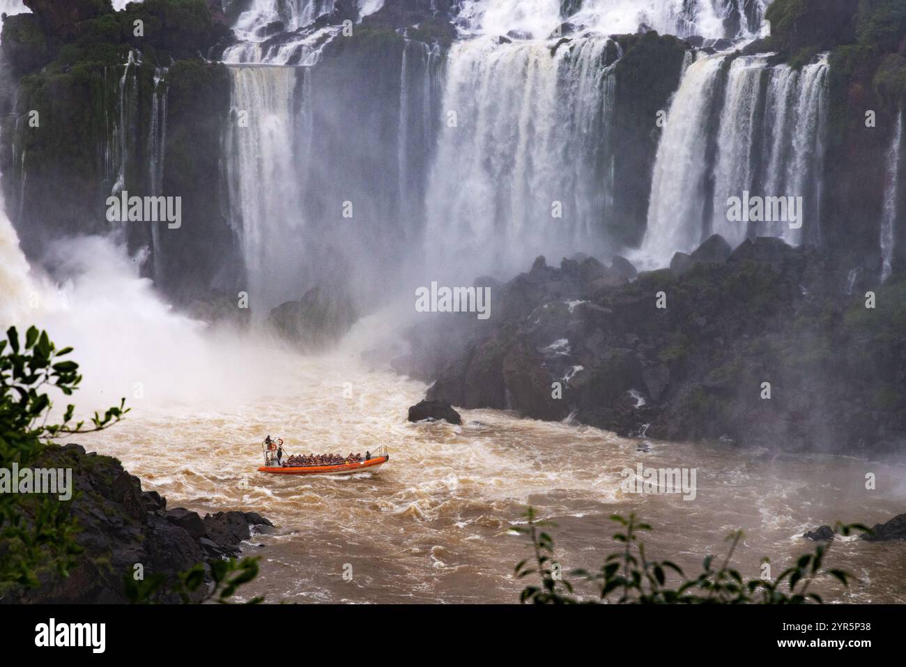 Iguazu Falls Bootsfahrt; Abenteuerurlaub und Reise; Iguazu Falls National Park, Südamerika Reisen und Touristen, Tourismus. Stockfoto