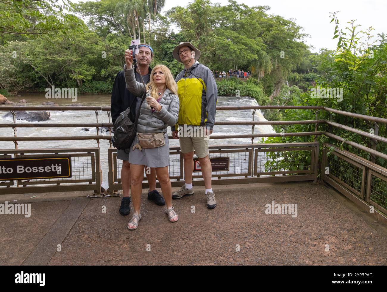 Iguazu Falls Selfie - drei Touristen machen ein Selfie-Foto an einem Wasserfall, Iguazu Falls Argentinien Seite, Südamerika und Argentinien reisen Stockfoto