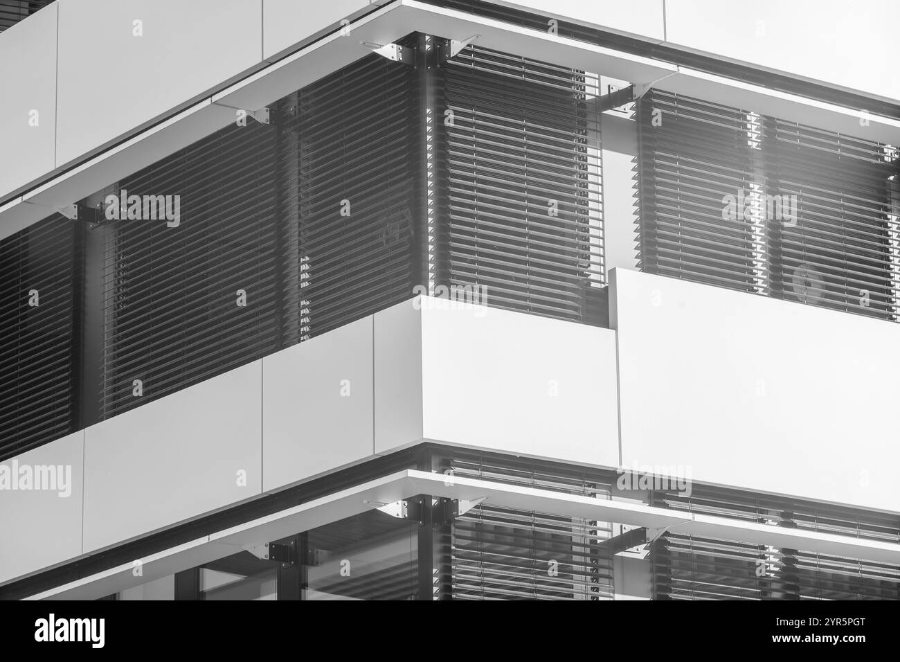 Fassade eines modernen großen Hauses, Wand mit Fenstern Stockfoto