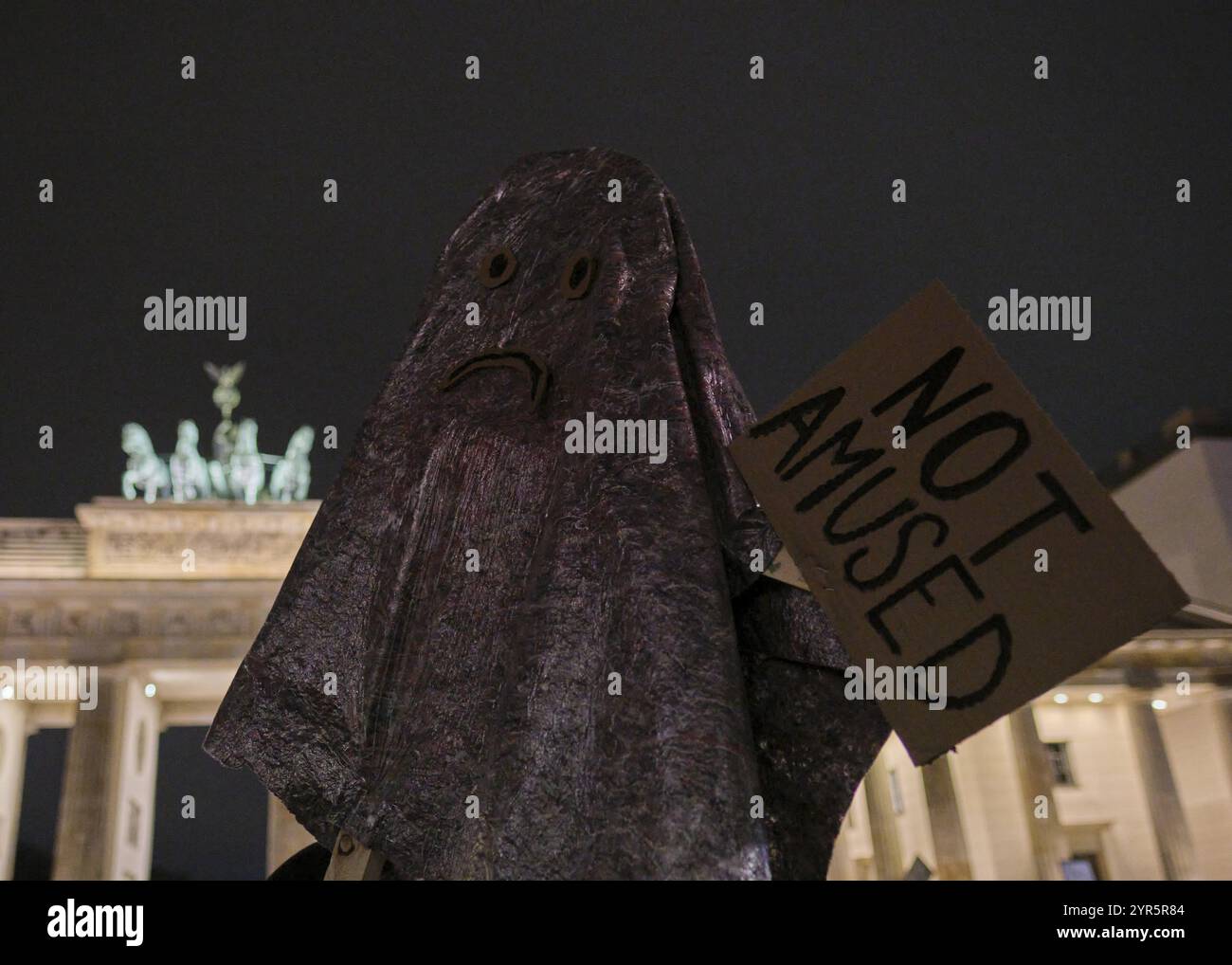 Deutschland, Berlin, 29. November 2024, trauermarsch der Kulturszene, Demonstration gegen Kulturabbau, Geist, Brandenburger Tor, Europa Stockfoto