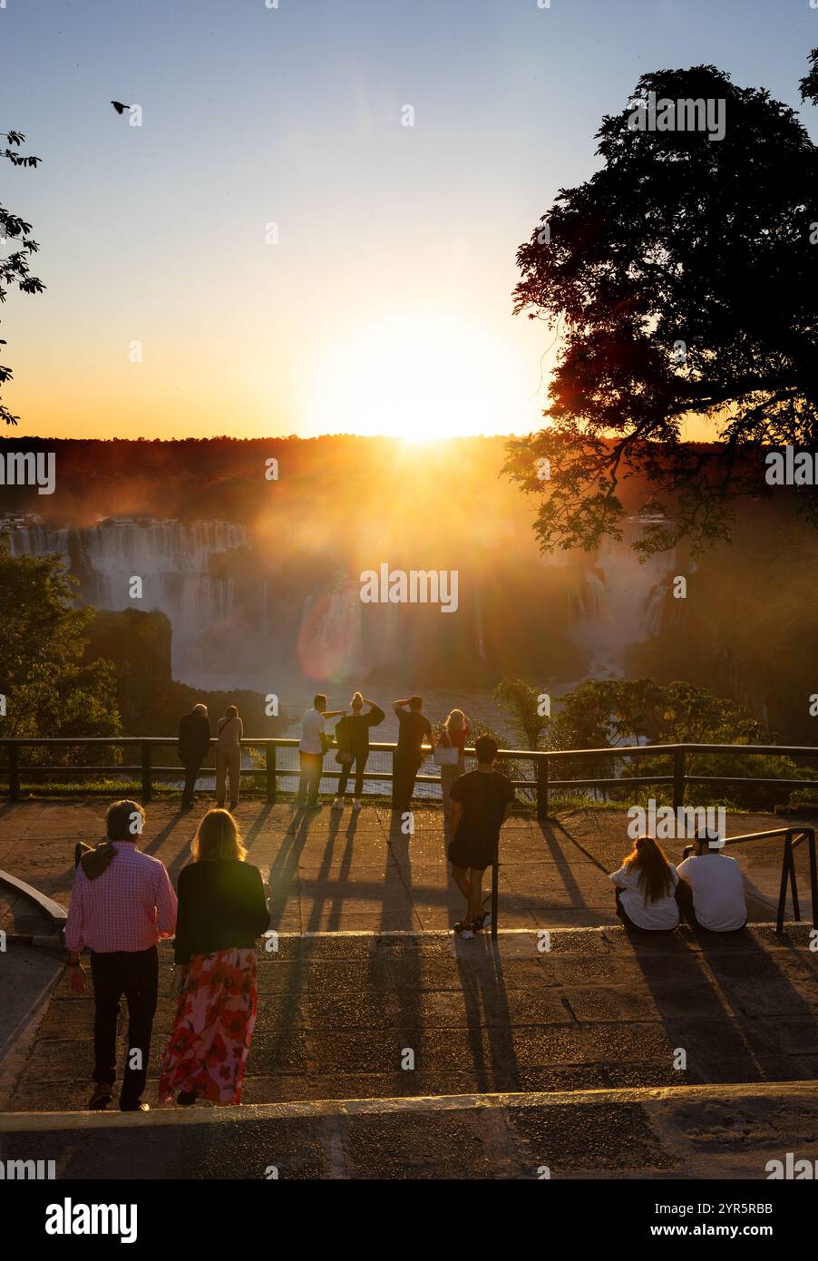 Iguazu Falls Sonnenuntergang; Touristen beobachten den Sonnenuntergang von der Seite der Iguazu Falls Brasilien; Brasilien Tourismus im Iguazu Falls National Park, Brasilien reisen. Stockfoto