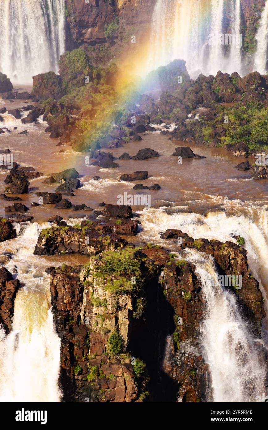 Iguazu Falls Rainbow - natürliche Landschaft mit Wasserfall und Natur, wunderschöne Landschaften mit Wasser, Iguazu Falls Brasilien, Südamerika Reisen. Stockfoto