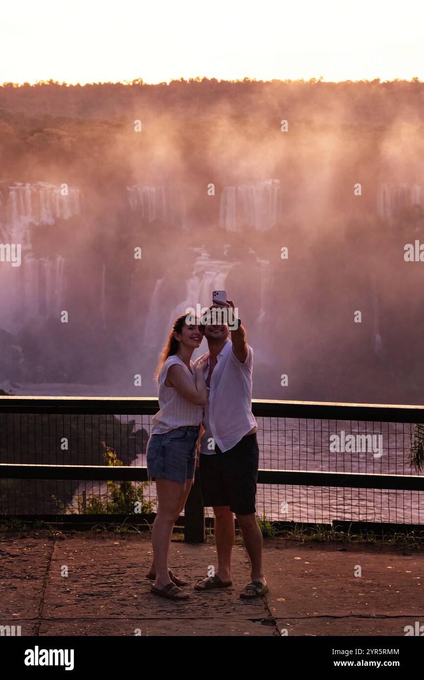 Iguazu Falls, romantisches Touristenpaar, das ein Selfie-Foto bei Sonnenuntergang macht; Iguazu Falls Brasilien, Brasilien Südamerika. Brasilien Tourismus und Reisen. Stockfoto