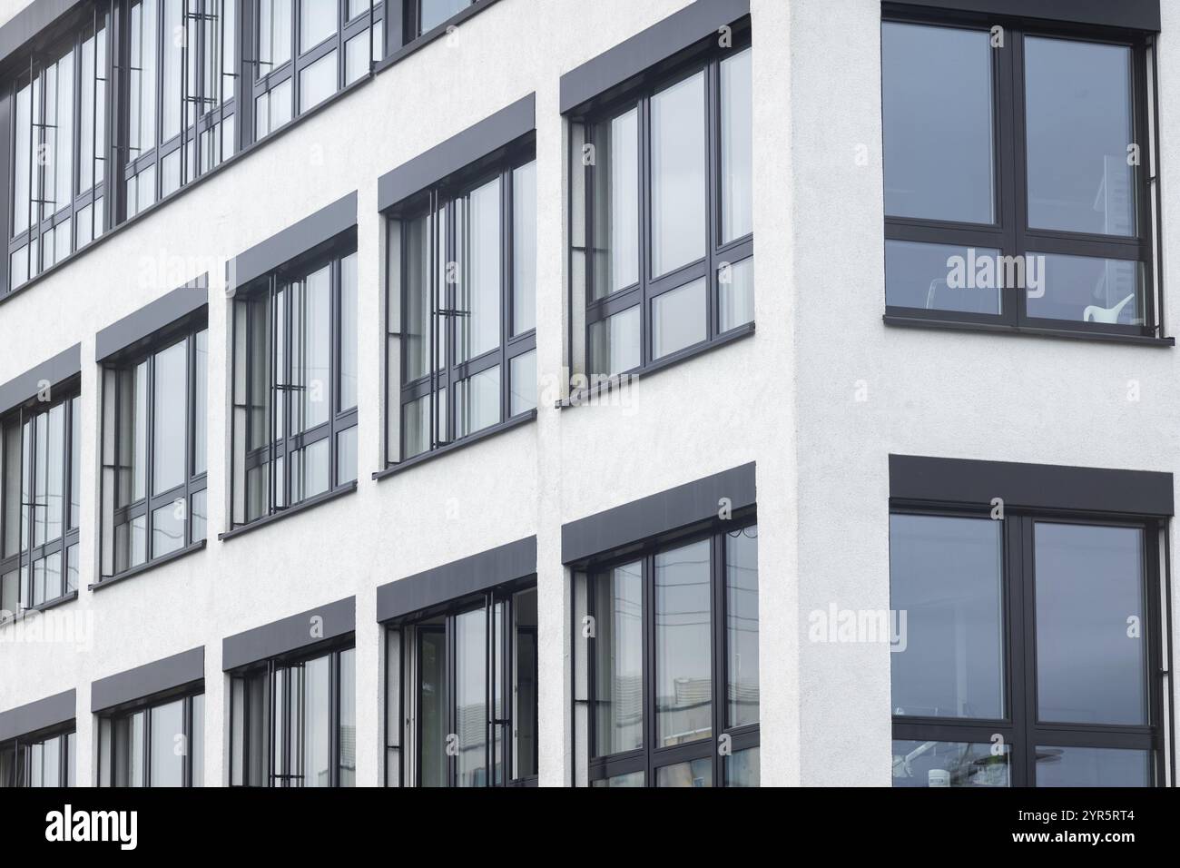 Fassade eines modernen großen Hauses, Wand mit Fenstern Stockfoto