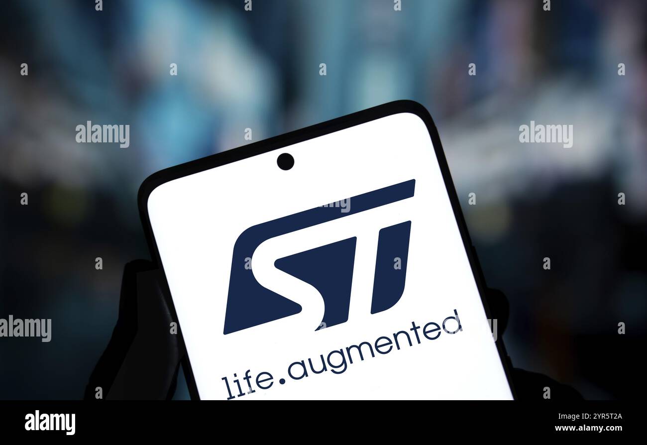 Das STMicroelectronics-Logo wird auf dem Smartphone angezeigt. STMicroelectronics NV ist ein europäisches multinationales Halbleiterherstellungsunternehmen. Stockfoto