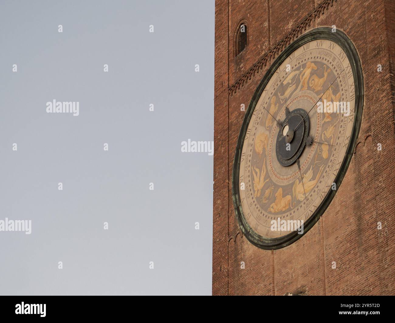 Cremona, Italien - 15. November 2024 der Torrazzo der astronomischen Uhr von cremona zeigt Tierkreiszeichen auf seinem Gesicht, ein historisches Wahrzeichen in der lombardei i Stockfoto