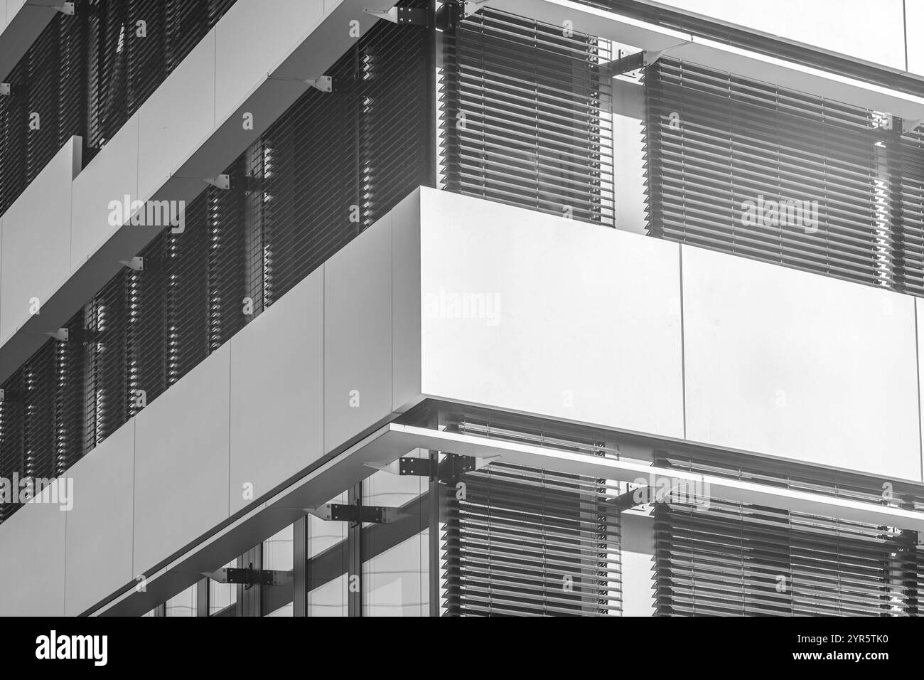 Fassade eines modernen großen Hauses, Wand mit Fenstern Stockfoto