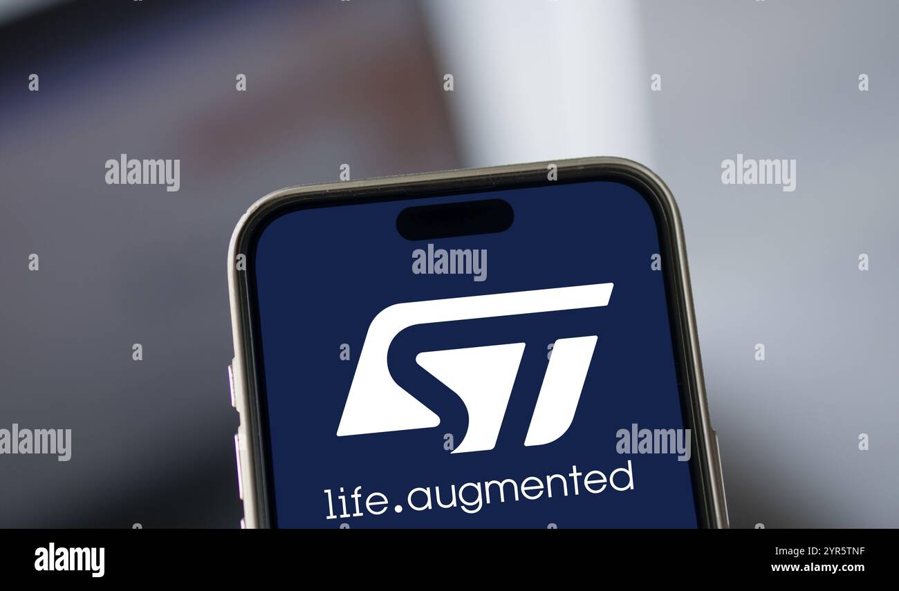 Das STMicroelectronics-Logo wird auf dem Smartphone angezeigt. STMicroelectronics NV ist ein europäisches multinationales Halbleiterherstellungsunternehmen. Stockfoto