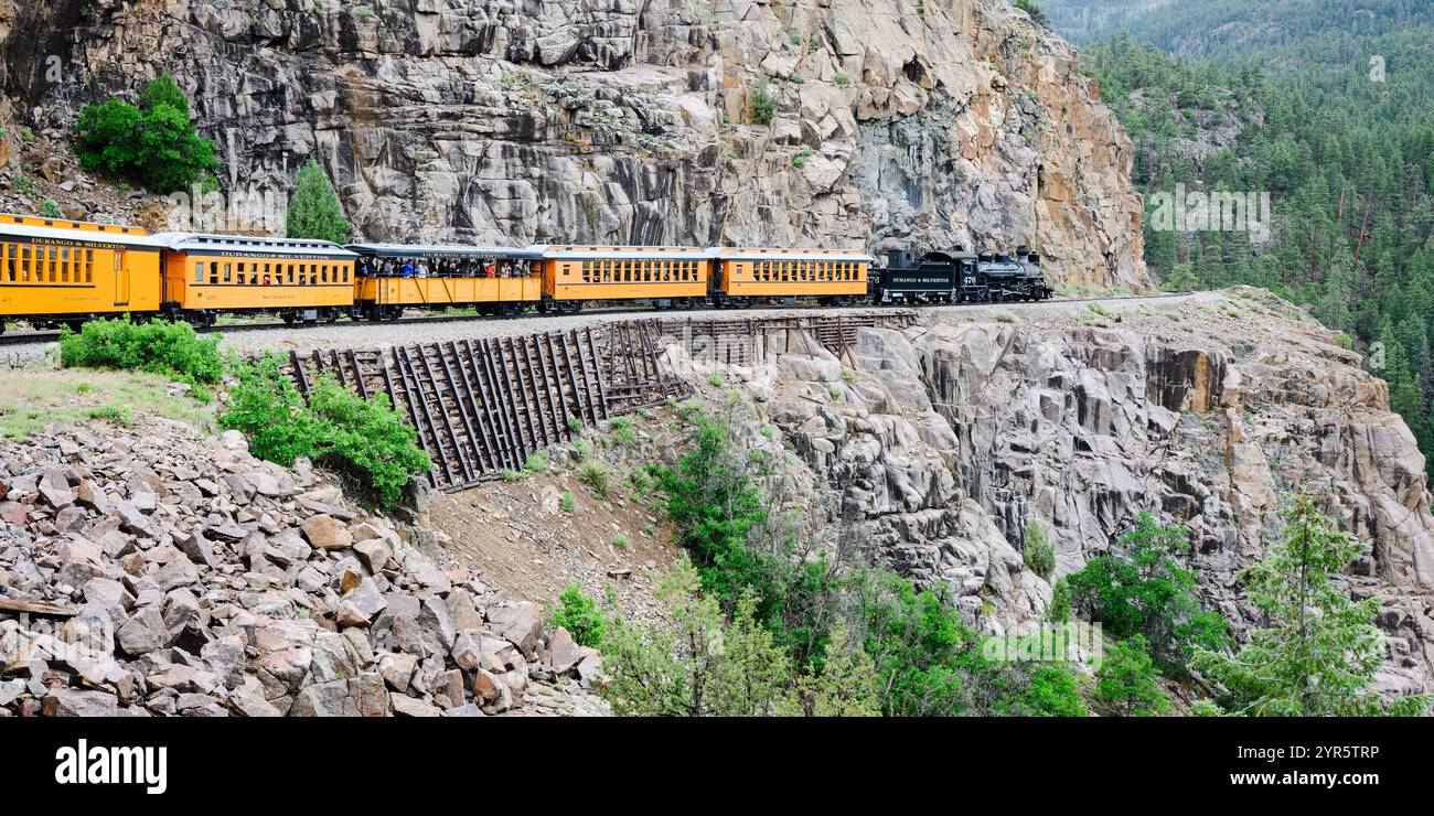 Durango, CO, USA – 14. Juni 2024; Durango and Silverton Narrow Gauge Railroad fahren auf felsigen Klippen Stockfoto