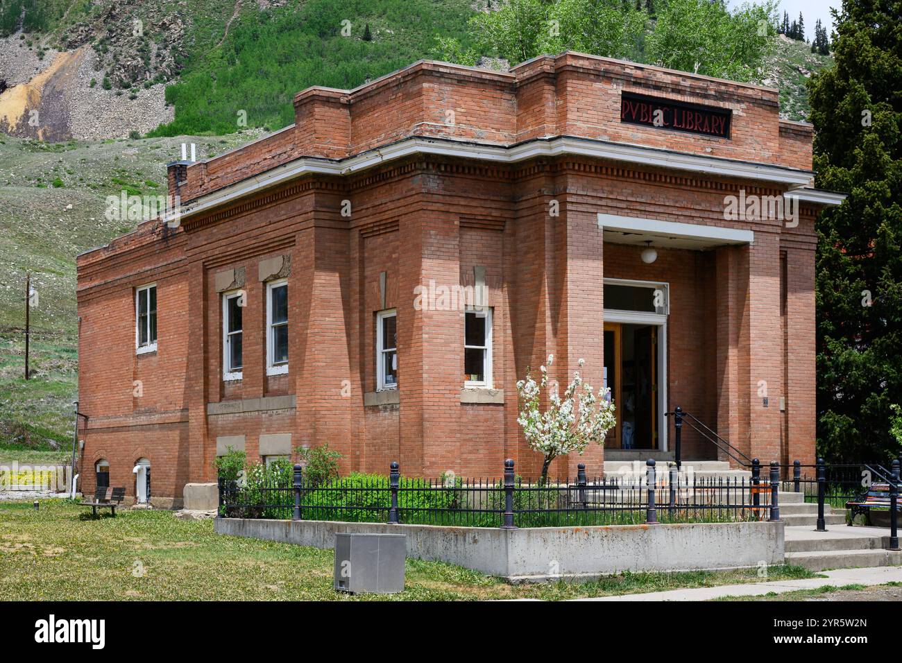 Silverton, CO, USA - 13. Juni 2024; Backsteingebäude der öffentlichen Bibliothek in Silverton Colorado Stockfoto