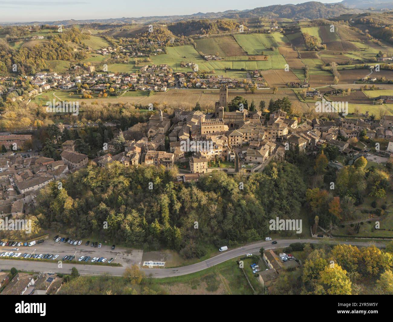 Castell'arquato, ein bezauberndes mittelalterliches Dorf auf einem Hügel, erstrahlt in der warmen Herbstsonne inmitten der malerischen Landschaft von emilia Romag Stockfoto