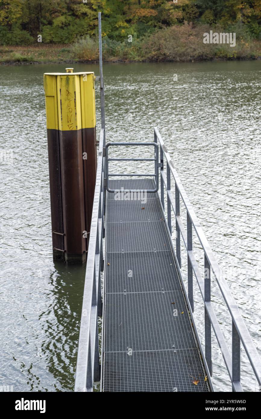 Schiffsanlegestapel im Kanal Stockfoto