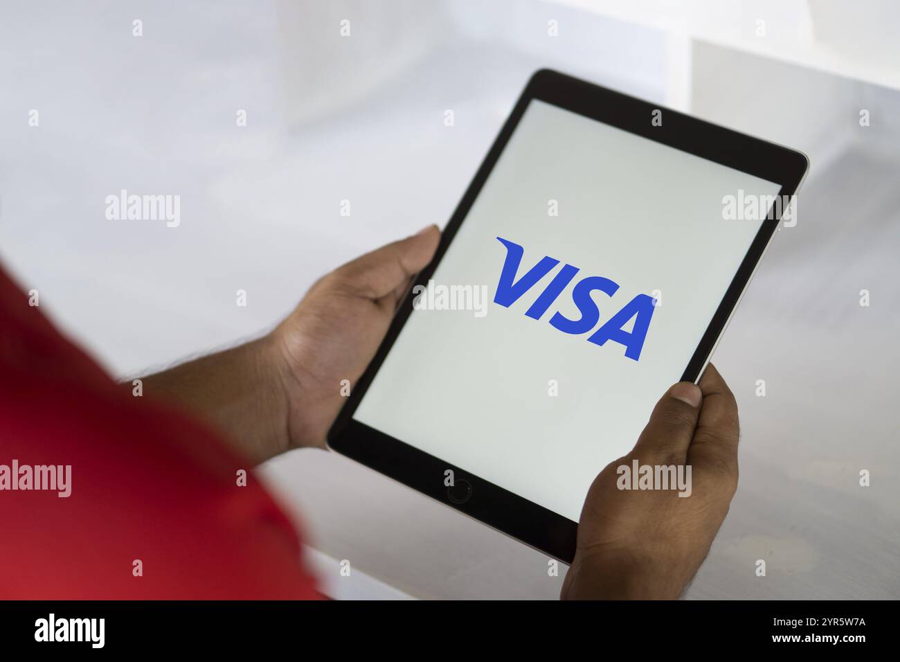 Visa – prominentes Logo der Zahlungsabwicklung und Kreditkartenfirma auf einem Smartphone, Dhaka, Bangladesch 09. September 2024. Stockfoto