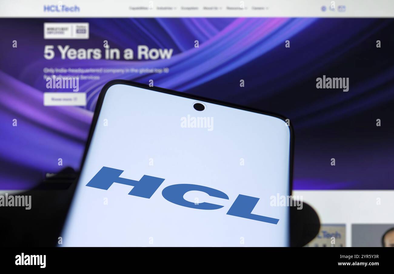 Das HCL-Logo wird auf dem Smartphone angezeigt. HCL Technologies Limited ist ein indisches multinationales IT-Unternehmen. Stockfoto