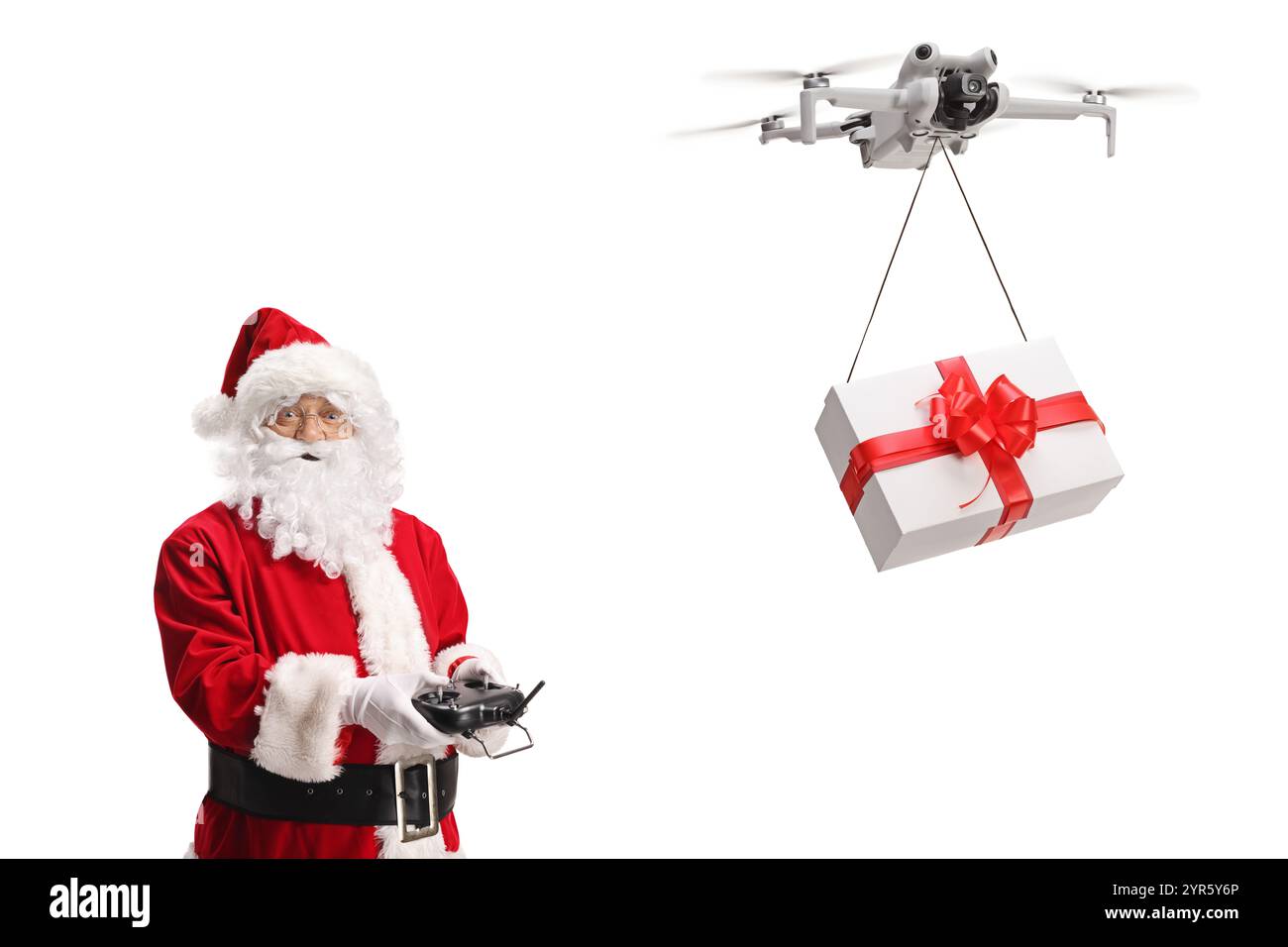 Der weihnachtsmann fliegt eine Drohne mit einem Geschenk auf weißem Hintergrund Stockfoto