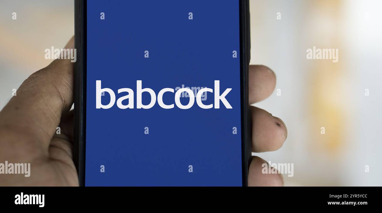 Das Babcock-Logo wird auf dem Smartphone angezeigt. Babcock International Group plc ist ein britisches Unternehmen für Luft- und Raumfahrt, Verteidigung und Nukleartechnik. Stockfoto