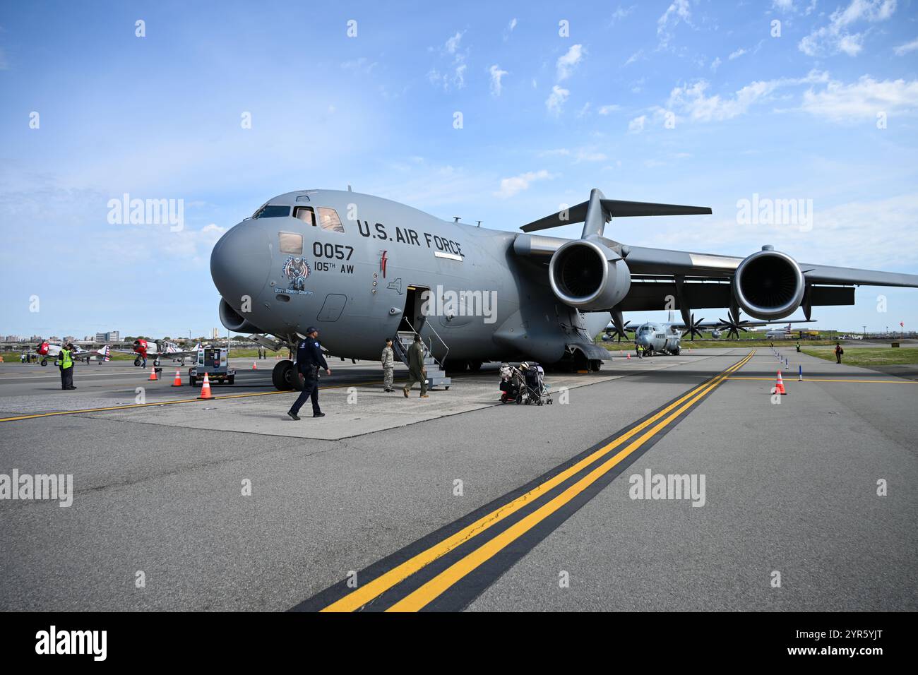 Die New York Air National Guardsmen flogen mit dem 105th Airlift Wing einen C-17 Globemaster III mit Humvee zum LaGuardia Airport in Queens zum Kiwanis Kids Day, 5. Mai 2024. Die Veranstaltung bestand aus statischen Ausstellungen von Militärflugzeugen und -Fahrzeugen sowie von Verkehrsflugzeugen und Einsatzfahrzeugen aus der lokalen Gemeinde. (Fotos der U.S. Air National Guard von Senior Airman Rebekah Wilson) Stockfoto