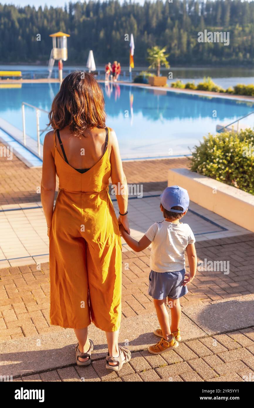 Eine Mutter und ihr Kind im Sommer am Schluchsee im Schwarzwald in Deutschland Stockfoto