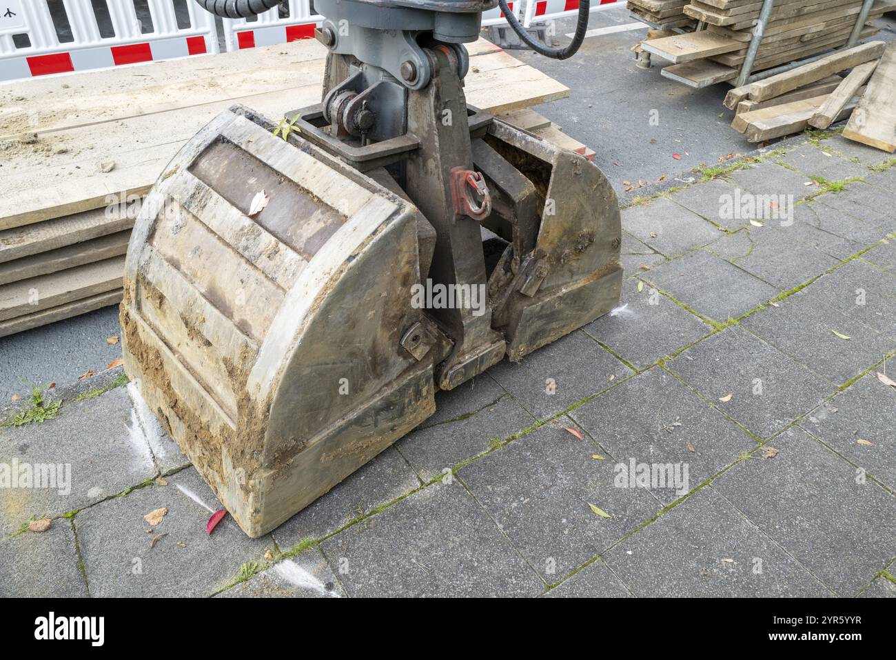 Baggerschaufel auf Lkw-Bett Stockfoto