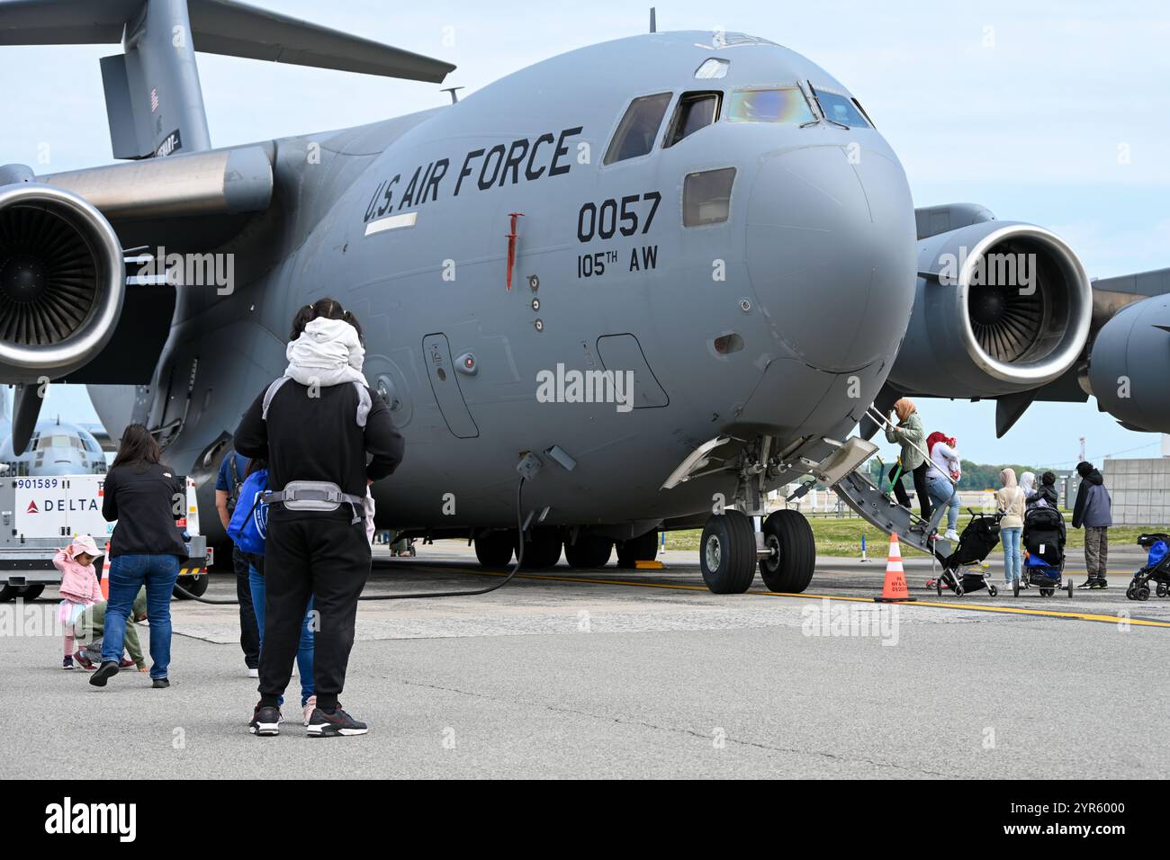 Familien besichtigen während des Kiwanis Kids Day, 5. Mai 2024, einen 105. Airlift-Flügel C-17 Globemaster III am LaGuardia Airport in Queens. Die Veranstaltung umfasste statische Ausstellungen von Militärflugzeugen und -Fahrzeugen, darunter eine C-17 und Humvee aus dem 105. Airlift-Flügel, sowie Verkehrsflugzeuge und Rettungsfahrzeuge aus der örtlichen Gemeinde. (Fotos der U.S. Air National Guard von Senior Airman Rebekah Wilson) Stockfoto