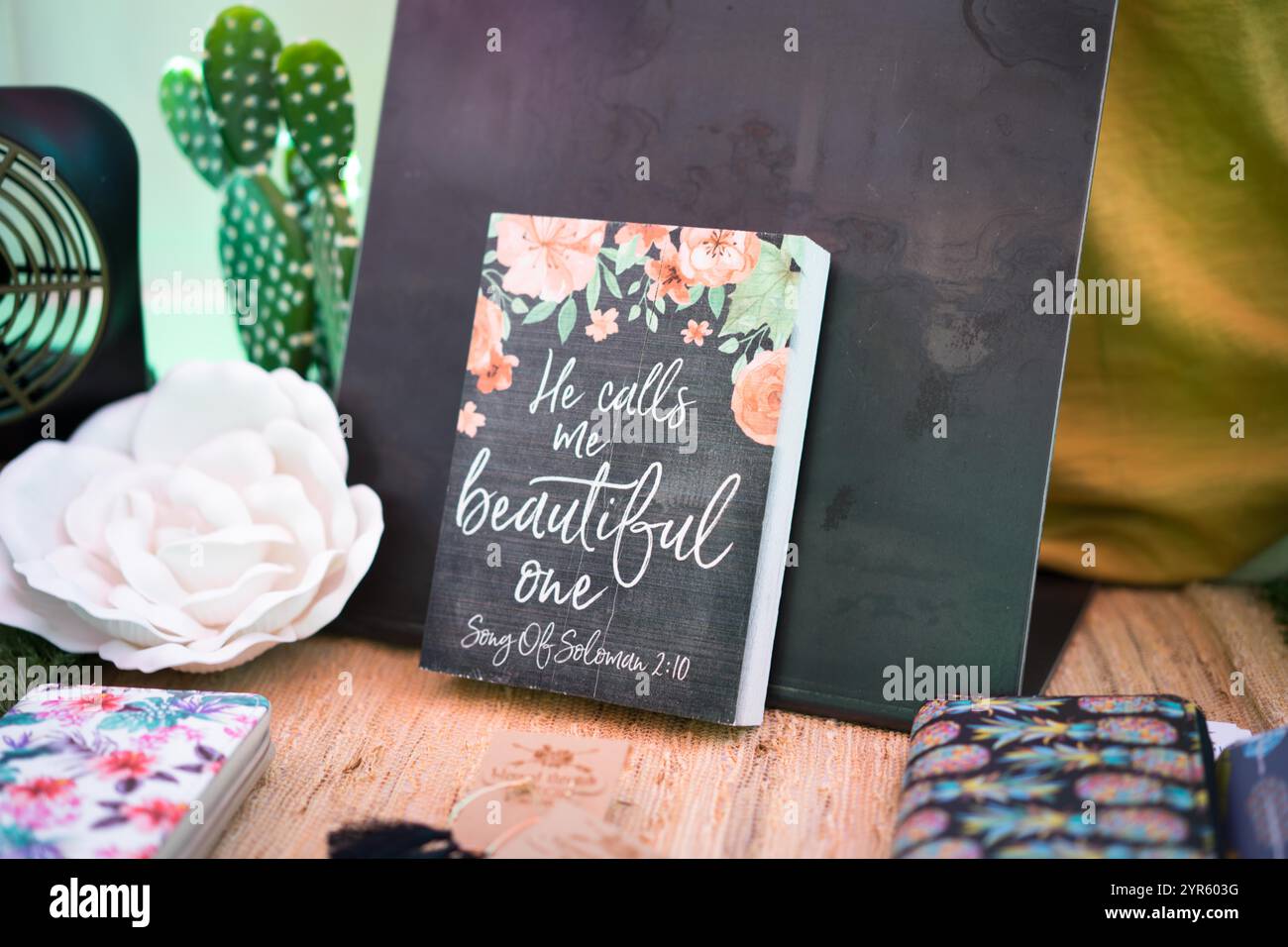 Inspirierendes christliches Dekor mit „He Calls me Beautiful One“-Zitat aus der Schrift Stockfoto