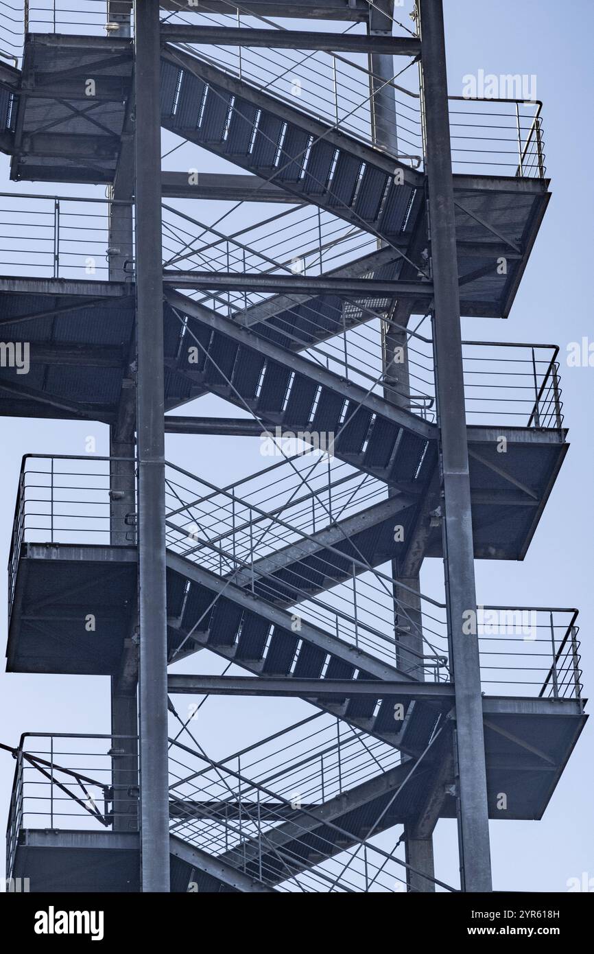 Ein Industrieturm mit Metalltreppen, die im Zickzack nach oben in geometrischem Design liegen Stockfoto Ein Industrieturm mit Metalltreppen, die im Zickzack nach oben in geometrischem Design liegen Stockfoto