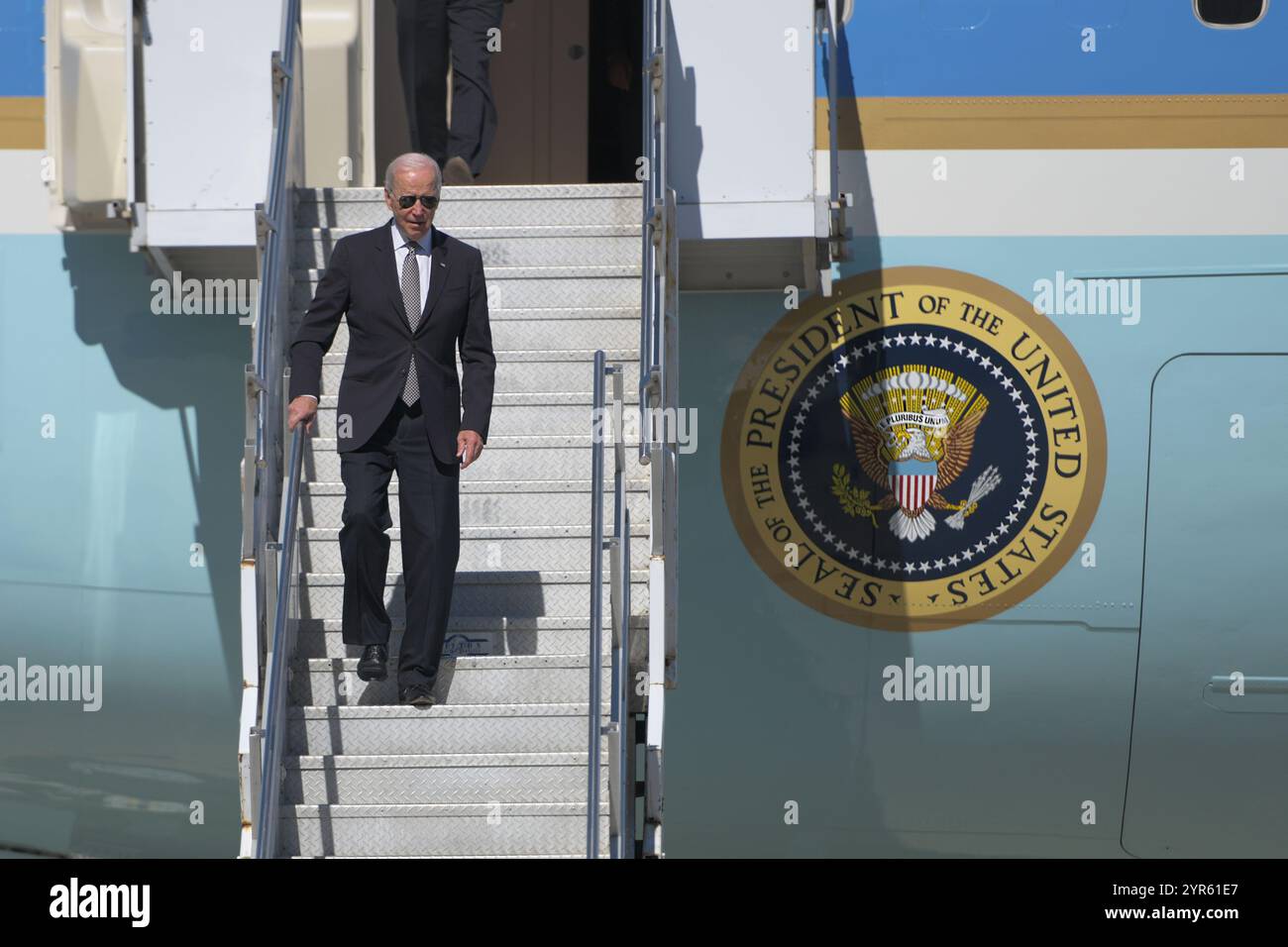 US-Präsident Joseph R. Biden besucht am 6. Oktober 2022 den 105. Airlift-Flügel auf der Stewart Air National Guard Base in Newburgh, New York. Biden sprach mit der 105. Und den Staatsoberhäuptern, bevor er das Büro der International Business Machines Corporation in Poughkeepsie, New York, besuchte. (Foto der U.S. Air National Guard von Airman First Class Rebekah Wilson) Stockfoto