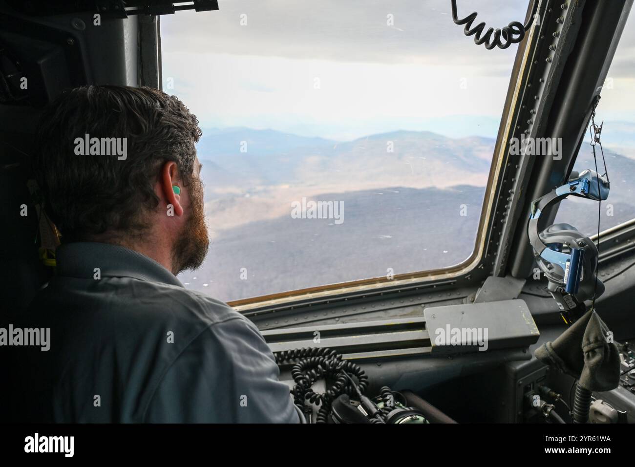 Der Ehepartner eines Airman aus dem 105. Airlift-Flügel nimmt am 1. November 2024 an einem C-17 Globemaster III Flug in New York Teil. Der Flug beinhaltete eine Luftbetankungsdemonstration mit dem 459. Luftbetankungsflügel und eine Rückfahrt auf niedriger Ebene nach dem Hudson River. (Fotos der US Air National Guard von Staff Sgt. Rebekah Wilson) Stockfoto